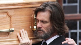 Jim Carrey Ikut Panggul Peti Mati Mantan Kekasih