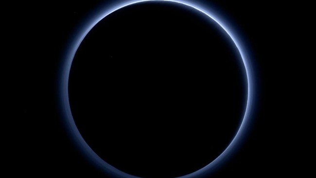 Pluto memancarkan cahaya biru, dan hal tersebut terekam kamera New Horizons.