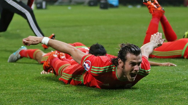 Keputusan Gareth Bale membela tim nasional Wales di dua laga terakhir kualifikasi membuat dirinya kini diserang media Spanyol.