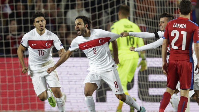 Bertandang ke markas Republik Ceko, Turki meraih kemenangan 2-0 dan membuat pendukung timnas Belanda ketar-ketir.