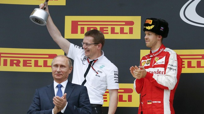 Kesalahan yang dilakukan pebalap Ferrari Kimi Raikkonen justru berbuah manis bagi tim Mercedes yang memastikan diri sebagai juara dunia.