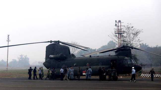 Kondisinya saat ini, api menyebar di gambut bagian bawah sedalam lima hingga sepuluh meter. Luhut sanksi api bisa padam dengan bom air dari pesawat.