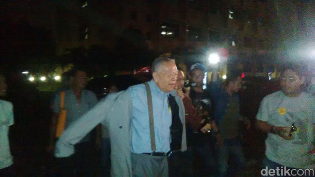 Semula penyidik berencana untuk melimpahkan berkas tersebut pekan ini. Namun, prosesnya ternyata memakan waktu lebih lama daripada yang diperkirakan.
