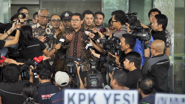 Mantan Sekjen NasDem, Patrice Rio Capella, telah ditetapkan tersangka. Fadli Zon berharap KPK tak hanya berhenti sampai penetapan tersangka. 