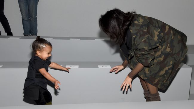 Suami dari Kim Kardashian itu tahu kalau sang anak, North West, gemar bermain iPad. Namun Kanye sebal jika harus membeli berbagai item tambahan.