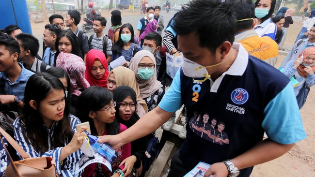 Status darurat kesehatan ditetapkan ketika pemerintah daerah menyatakan sudah tidak sanggup mengatasi masalah sendiri.