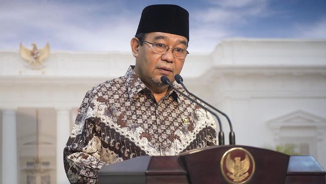 LAPORAN KEUANGAN PEMERINTAH Ketua BPK Harry Azhar Azis memberikan keterangan pers usai bertemu dengan Presiden Joko Widodo di Kantor Kepresidenan, Jakarta, Senin (12/10). BPK menyampaikan Ikhtisar Hasil Pemeriksaan Semester I (IHPS) tahun 2015 kepada Presiden Joko Widodo yang berisi laporan diantaranya 10.154 temuan dan pemberian opini Wajar Dengan Pengecualian (WDP) terhadap Laporan Keuangan Pemerintah Pusat (LKPP) Tahun 2014. ANTARA FOTO/Widodo S. Jusuf/aww/15.