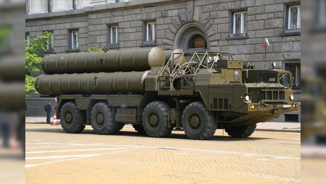 Militer Rusia dilaporkan baru saja mengerahkan sistem anti-pesawat dan anti-rudal terbaru ke Suriah, menimbulkan kekhawatiran bagi AS.