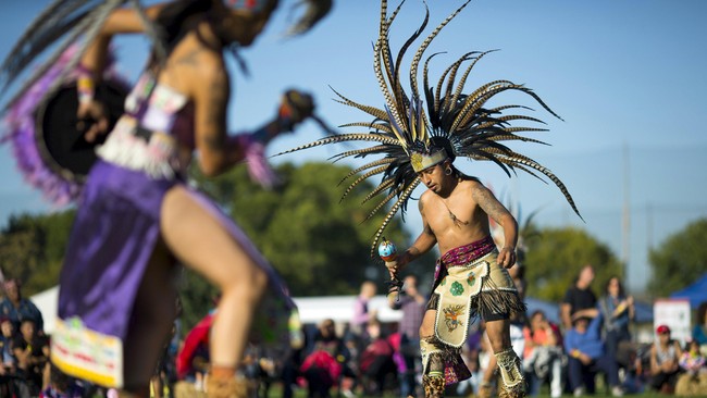 Warna-warni Perayaan Columbus Day Warga Pribumi Amerika