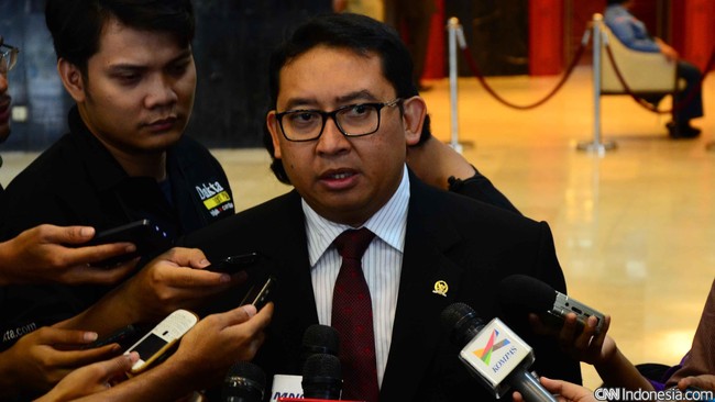 Wakil Ketua DPR Fadli Zon menantang Sudirman berdebat isi pembicaraan rekaman yang dilaporkannya terkait dugaan permintaan saham oleh Ketua DPR Setya Novanto.