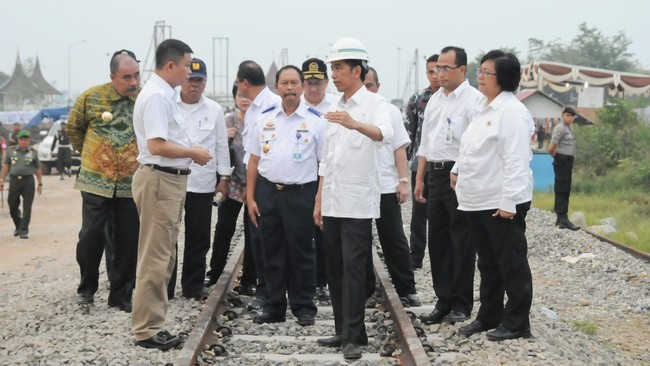 Setahun memerintah Indonesia, Jokowi dan Jusuf Kalla dianggap belum bisa menerapkan Nawacita yang dijanjikan selama kampanye dulu.