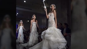 Tongkat Selfie Berdandan Cantik di Runway 'Pesta Pernikahan'