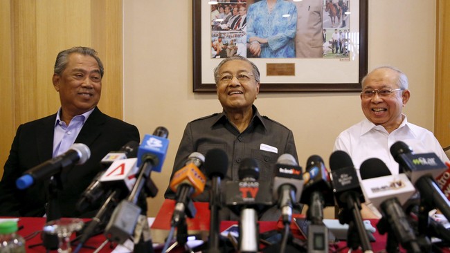Mantan PM Malaysia, Mahathir Mohamad mendesak warga Malaysia untuk ikut bergabung dalam demonstrasi menuntut pemerintahan Najib razak mundur.