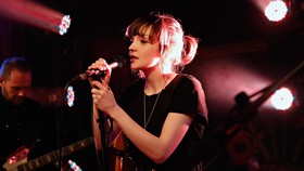 Ketika Lauren Mayberry 'Chvrches' Diwawancara Wartawan Imut