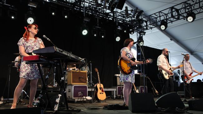Carey Lander, pemain keyboard band Camera Obscura, meninggal dunia karena penyakit kanker tulang yang dideritanya pada Minggu (11/10).