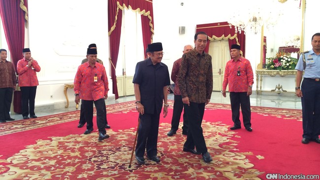 Jokowi mengundang BJ Habibie untuk makan siang di Istana Merdeka, Jakarta.