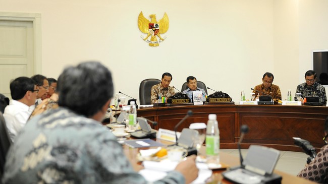 Komitmen terhadap kebijakan luar di bidang HAM dan demokrasi sangat rendah. Sebaliknya, politik dagang dan investasi Indonesia di 2015 berlebihan.