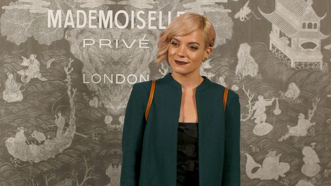 Lily Allen dan ratusan orang lain berdemonstrasi di London, mengkritik kasus Dokumen Panama yang menyeret nama sang Perdana Menteri Inggris.