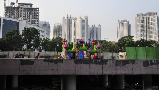 C40 ialah jaringan yang menghubungkan 75 kota di berbagai belahan dunia. Dari kota-kota itu, Ahok ingin mengambil pelajaran untuk membangun Jakarta.