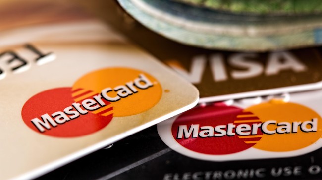 Bank Indonesia meminta masyarakat melapor jika pedagang mengenakan biaya tambahan (surcharge) saat bertransaksi via kartu kredit.