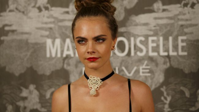 Supermodel Cara Delevingne yang masih berusia 27 tahun meraih gelar resmi sebagai supermodel dengan bayaran tertinggi di Inggris.
