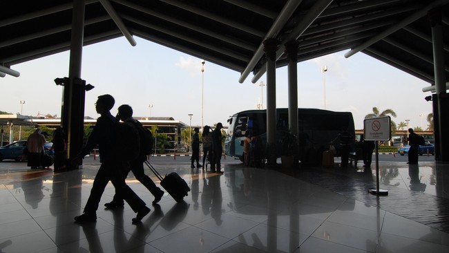 Kesepuluh orang yang ditangkap Densus 88 dan Polres Bandara Soekarno-Hatta tersebut hendak menuju Don Muang, Bangkok. Kini mereka masih diperiksa.
