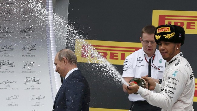 Untuk kedua kalinya pada musim balapan 2015, Lewis Hamilton mendapatkan masalah karena aksi menyemprotkan sampanye kemenangan.