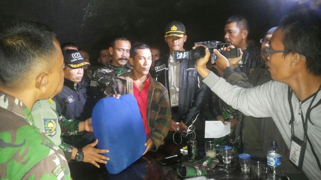 Ada dugaan helikopter jatuh di perairan Danau Toba setelah ditemukannya kursi helikopter mengapung. Personel dipimpin oleh Direktur Polisi Air Polda Sumut.