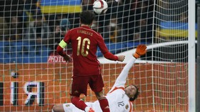 Fabregas Gagal Penalti di Laga ke-100
