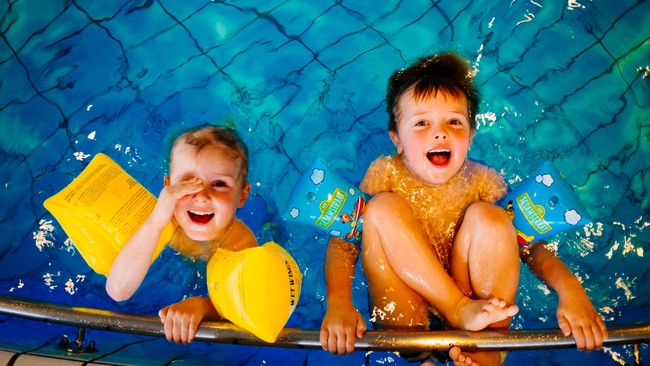 Hari ini, Selasa (25/7) merupakan Hari Pencegahan Tenggelam Sedunia atau World Drowning Prevention Day. Kenali pentingnya mengajarkan anak berenang.