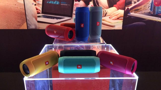 Didesain untuk aktivitas outdoor, JBL Charge 2 Plus ini anti cipratan air. Tapi saat diuji, ia dicemplungkan ke air dan tetap hidup.