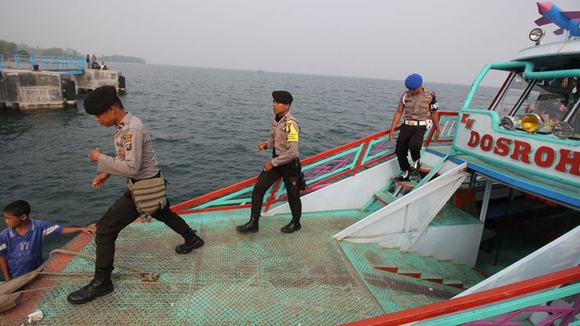 Pilot menduga pelampung bocor sehingga helikopter tenggelam. Sementara penumpang dan awak helikopter sempat menyelematkan diri.