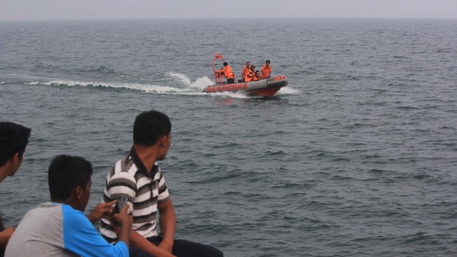 Ada warga yang melihat helikopter terbang rendah berputar-putar di atas Danau Toba. Helikopter itu lalu menghilang, dan kemudian terdengar bunyi dentuman.