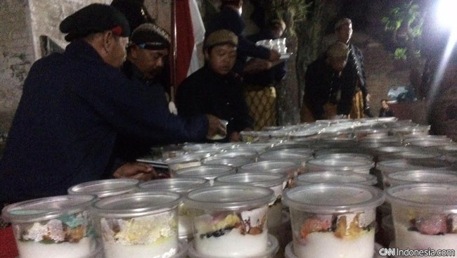 Warga Kotagede, Yogyakarta, menyambut Tahun Baru Islam yang jatuh pada Rabu (14/10) dengan melakukan rangkaian ritual semalam sebelumnya.