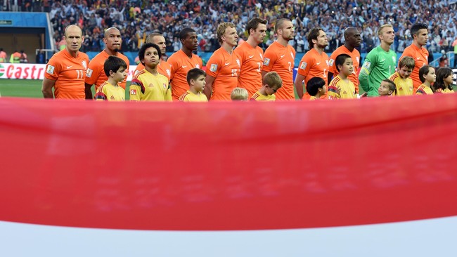 Sebuah gol bunuh diri Robin van Persie melengkapi malam yang buruk bagi tim nasional Belanda. Mereka dipastikan tak berlaga di Piala Eropa 2016.