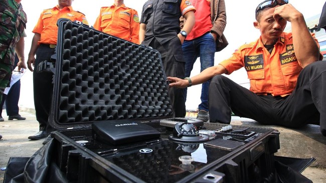 Basarnas mengatakan akan memperpanjang pencarian empat korban helikopter EC-130 yang jatuh pada 11 Oktober lalu di sekitar Danau Toba, Sumatera Utara.
