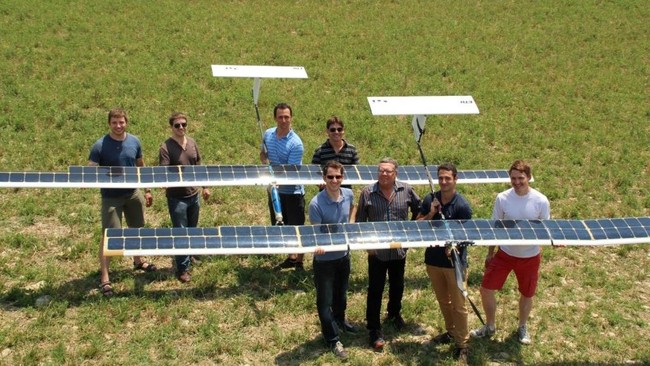 Kelompok mahasiswa dari ETH Zurich, Swiss sedang mempersiapkan penerbangan pesawat tenaga surya ke hutan hujan Amazon di Amerika Selatan.
