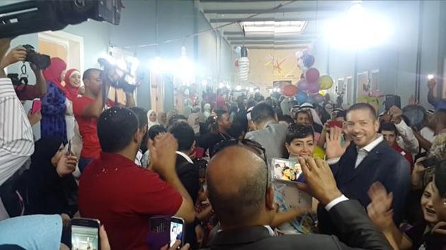 Tak ingin bermegah-megah sendiri dalam pesta pernikahan yang mewah, pasangan dari Amman, Yordania mengundang para pengungsi untuk ikut pesta.