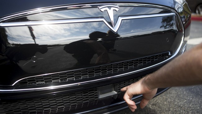 Tim pemadam kebakaran melakukan teknik unik buat memadamkan api, yaitu mencelupkan Tesla Model S ke kontainer berisi air.