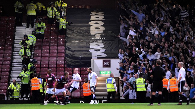 Seorang pria berusia 35 tahun yang merupakan pendukung West Ham United ditikam jelang laga antara timnya dan tuan rumah Tottenham Hotspurs.