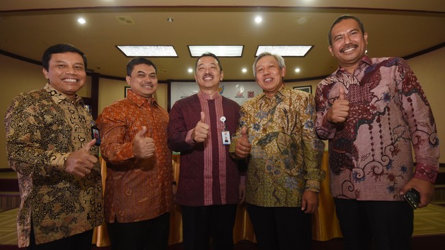 Masing-masing ada enam BUMN yang akan dilebur menjadi holding BUMN perkapalan dan alat berat, serta BUMN pertahanan dan pesawat pada 2017.