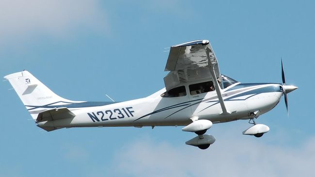 Duo pilot menghabiskan waktu di langit Las Vegas, Nevada, Amerika Serikat dan melakukan semua hal di pesawat kecil Cessna 172 selama 64 hari.
