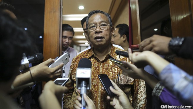 Menko bidang Perekonomian Darmin Nasution mengaku rencana itu muncul setelah melihat kemungkinan keputusan final DNI diterbitkan dalam dua tahap.