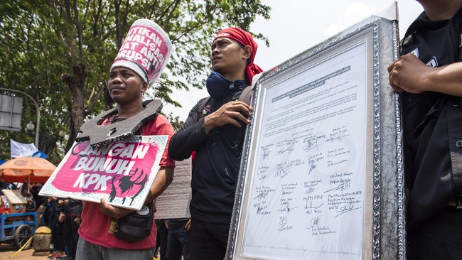 Ketua Umum Pengurus Besar Nahdlatul Ulama KH Hasyim Muzadi menilai partai politik sudah menguasai legislatif dan eksekutif. 