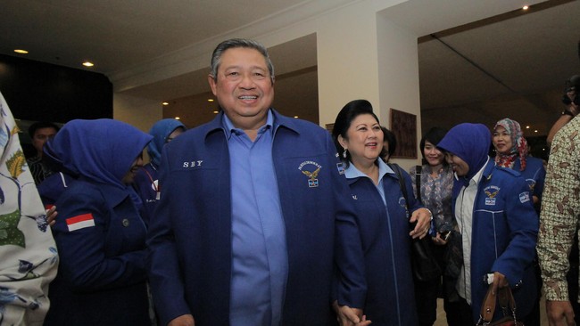 SBY menggubah lagu Munajat Cinta dari kelompok musisi The Rock dan menyanyikannya di hadapan kader sebagai bentuk dukungan bagi sang putra di Pilkada 2017.