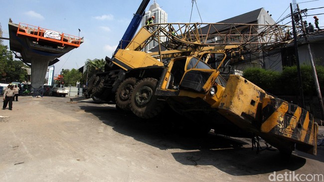 Crane yang roboh tengah digunakan untuk membangun jalan layang khusus bus TransJakarta Ciledug-Tendean di Jalan Kyai Maja, Kebayoran Baru, Jakarta Selatan.