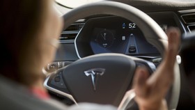 Tesla Tunda Produksi Sedan Mewah Model 3