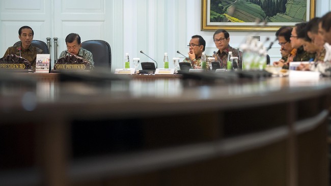 Menurut kepala negara, hal itu perlu dilakukan, sehingga semua menteri tahu apa yang akan dikeluarkan oleh kementerian lainnya.