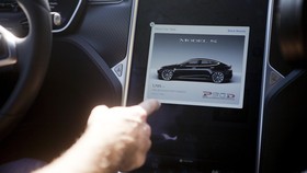 Jerman Minta Tesla 'Singkirkan' Autopilot