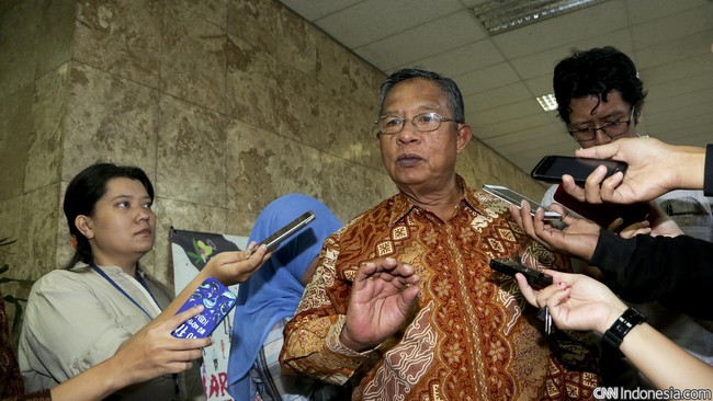 Keberhasilan pemerintah mempertahankan peringkat layak investasi dari Fitch dan Moody's belum membuat puas Menko Perekonomian Darmin Nasution.